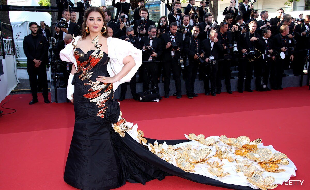 Aishwarya Rai Bachchan’s Red Carpet Glory Matched By Her Sparkling Outfit