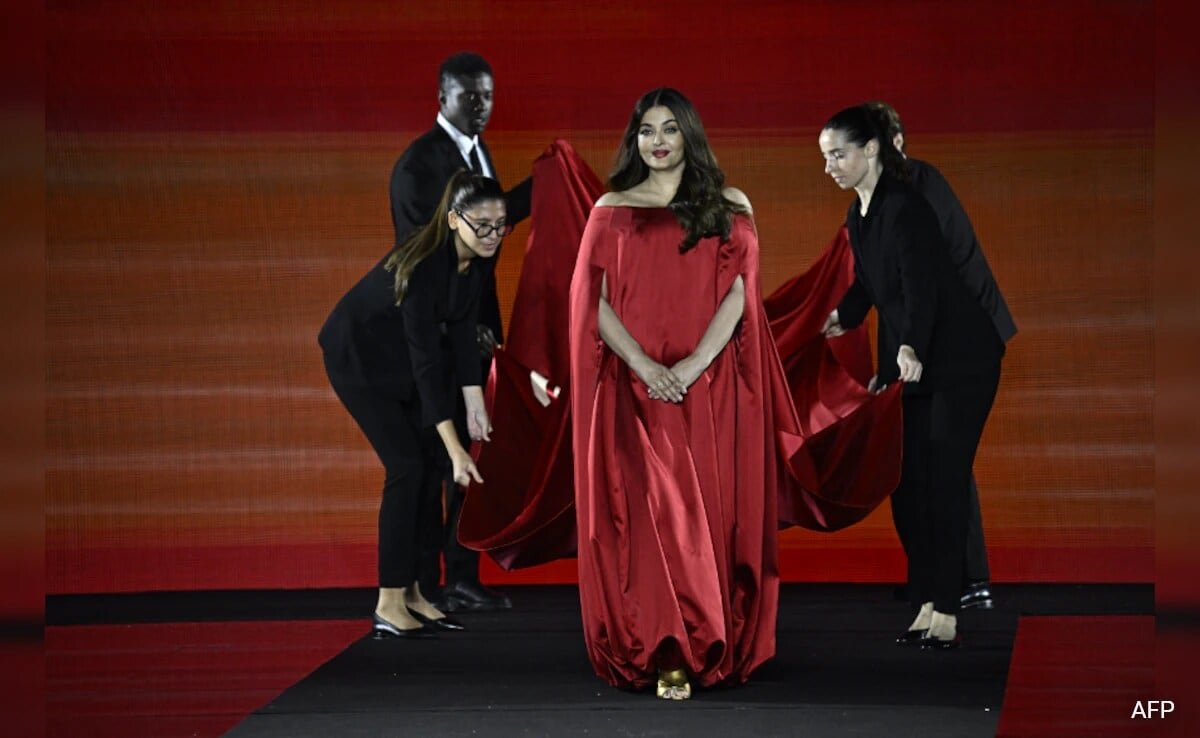 Just Aishwarya Rai Bachchan Casually Slaying On The Ramp